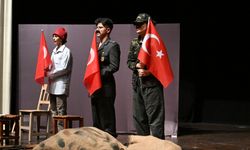 ‘Karanlıktan Aydınlığa’ çocuk oyunu ayakta alkışlandı