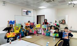 Minik yüreklerden büyük renkler: Gençlik Merkezi’nde ebru büyüsü