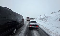 Yoğun kar ve buzlanma ulaşımı aksattı!