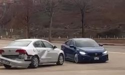 Kırşehir’de iki otomobil çarpıştı: Kaza anı kameralara yansıdı