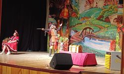 Kaman’da “Çizmeli Kedi” Çocuk Tiyatrosu sahnelendi