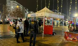 Belediyeden akşam saatlerinde meydana renk katan ikram