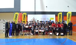 Genç basketbolcuların ödül sevinci