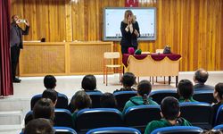 Öğrenciler Özbağ Halısı’nın sırlarını dinledi