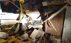 Hızırağa Yolu’nda Kaza: Kontrolden Çıkan Araç Eve Çarptı