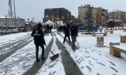 Kırşehir’de kar yağışıyla birlikte şehir merkezinde hızlı müdahale
