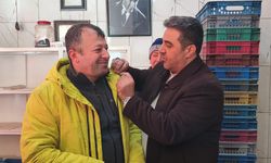 Başkan Kaya, Esnaf Ziyaretinde Rozet Taktı!