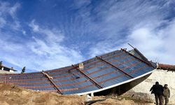 Fırtına Kırşehir'in köyünde  hasar bıraktı