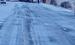 Kırşehir’de tır kar engeline takıldı