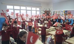 Şehit Ömer Halisdemir İlkokulu’nda Türk Bayrakları Sınıflarda Dalgalandı