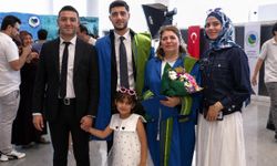 54 Yaşında Oğluyla Aynı Gün Üniversiteden Mezun Oldu!
