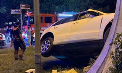 Direksiyon başında bayılan sürücünün aracı 3 otomobile ve Atatürk büstüne çarptı