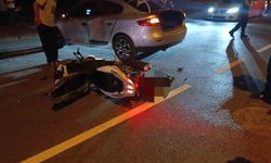 Ters yöne giren motosiklet otomobile çarptı, sürücü hastanelik oldu