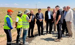 Kırşehir’de ulaşım yatırımları sürüyor: Üçkuyu-Çiğdeli Yolunda asfalt mesaisi
