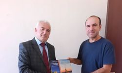İlçe Milli Eğitim Müdüründen Başkan Yavuz’a İki Eser Hediye Edildi