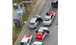 Davul zurna eşliğinde yol ortasında halay çektiler