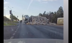 Kırşehir’de Saman Yüklü Tır Devrildi, Yol Trafiğe Kapandı