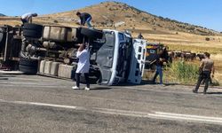 Kırşehir Boztepe Yolunda Hayvan Yüklü TIR Devrildi