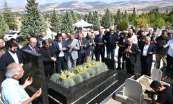 Neşet Ertaş’ın kabri başında anıldı