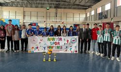 Çiçekdağı’nda heyecan tavan yaptı! Gençler voleybol turnuvasında fileye bastı