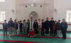 Çocuklar Kur’an kursunda hem öğreniyor hem eğleniyor