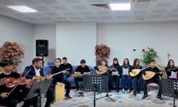 Kırşehir’de öğrencilerden yaşlı bakım merkezinde müzik dinletisi