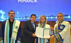 Milletvekili İlhan, eşinin doçentlik gururuna ortak oldu
