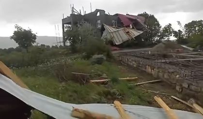 Elazığ’da fırtına evin çatısını uçurdu