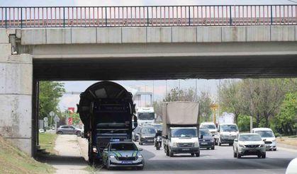 Rüzgar türbini köprüye takıldı