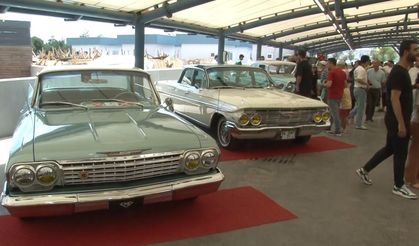 Klasik otomobil tutkunları Küçükçekmece’de bir araya geldi