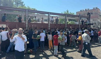Vatandaşa 27 ton karpuz dağıttı