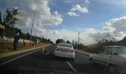 Yol ortasında yaralı eşek böyle görüntülendi