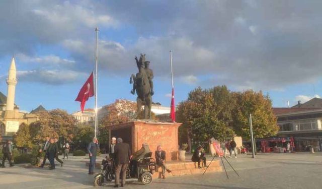  Bayraklar Yarıya İndirildi