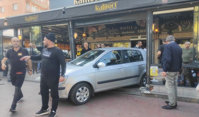 Otomobille kafeye daldı: 1’i ağır 4 yaralı