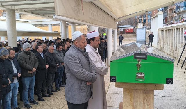 Dün v*fat eden Sendika temsilcisi son toprağa verildi