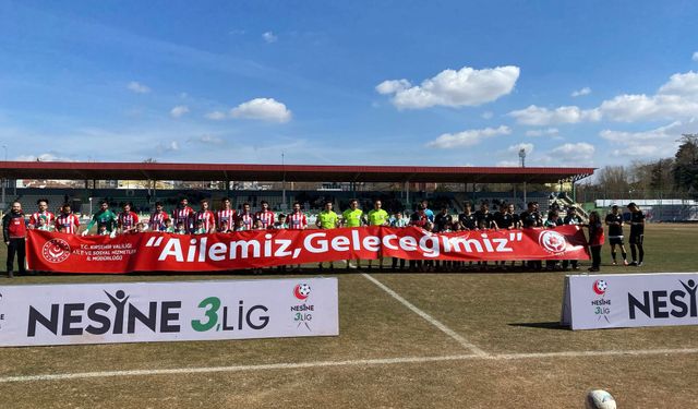 Futbolcular sahaya çıkarken bu afişi taşıdı: İşte o mesaj!