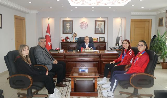 Kırşehirli Şampiyon Sporcular, Milli Eğitim Müdürü ile bir araya geldi