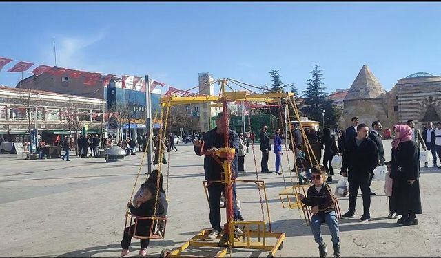 Seyyar salıncak yeniden sokaklarda