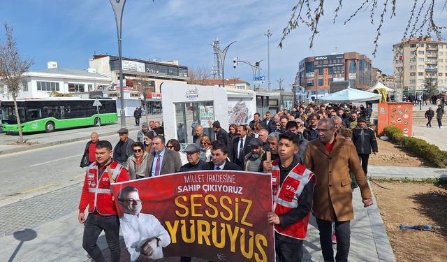 Kırşehir'de tarihi gün! 7'den 70'e herkes oy kullanmak için kuyruk oluşturdu