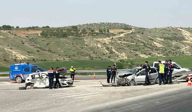 Adıyaman’da otomobiller çarpıştı