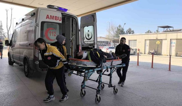 Cam takarken dengesini kaybeden işçi 5 metre yükseklikten düştü
