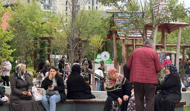 Deprem sonrası kendini sokağa atan vatandaşlar parklara ve boş alanlara akın etti