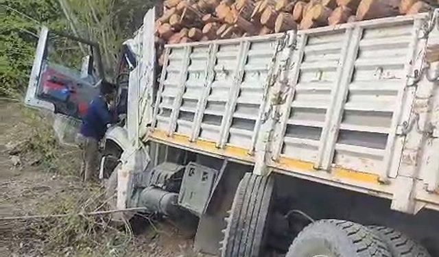 Karabük’te odun yüklü tır devrildi: 2 yaralı