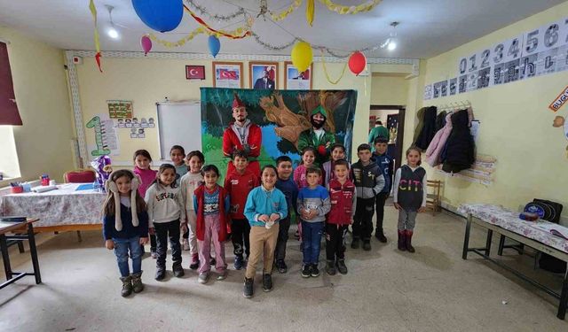 Karagöz ve Hacivat, köy okullarında çocuklarla buluşuyor