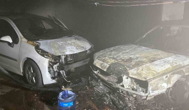 Konya’da sitenin otoparkında 2 otomobil yandı