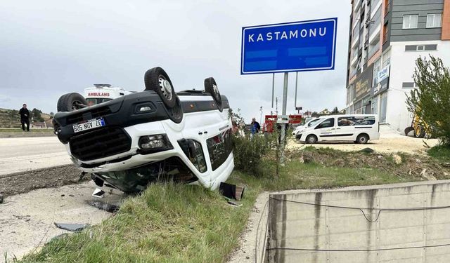 Tırla çarpışan minibüs takla attı: 10 yaralı