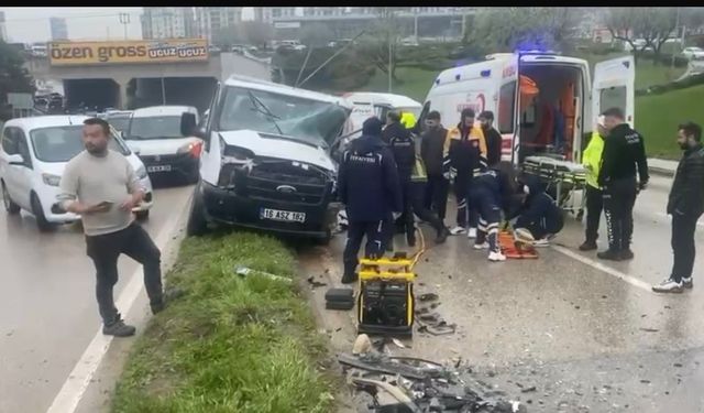 Yağmurda faciadan dönüldü...Kaza anı kamerada
