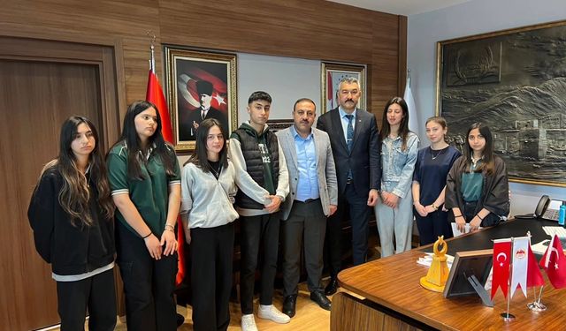Genç şairler başkanla buluştu: Şiirler kitap oldu, hediyelerle taçlandı