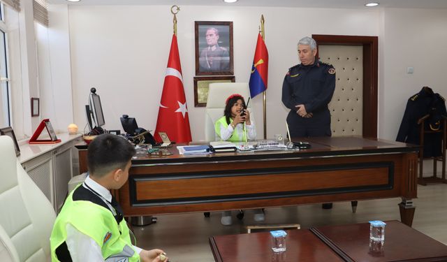 Jandarma üniforması miniklere çok yakıştı