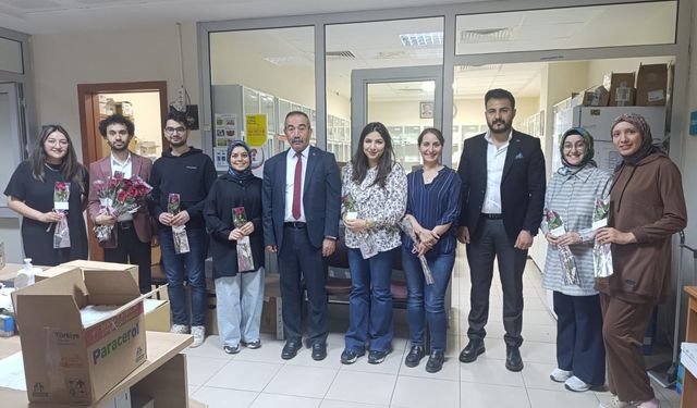 Hastane koridorlarında sağlık emekçilerine vefa